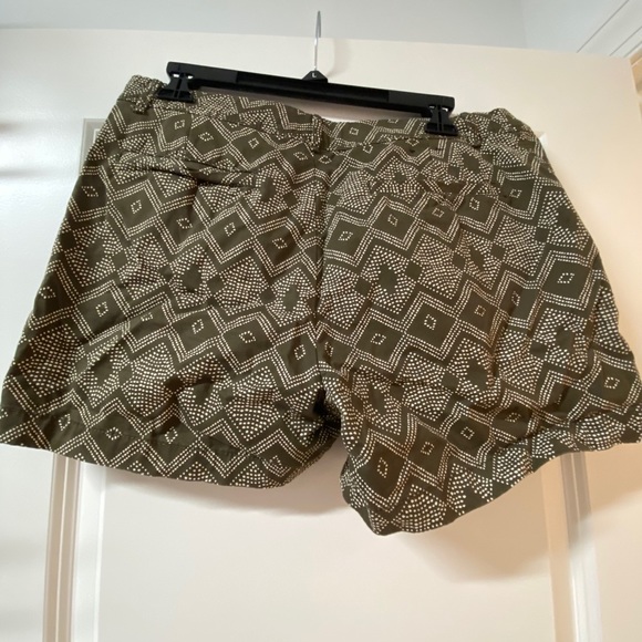 Women’s banana republic shorts - Picture 2 of 3